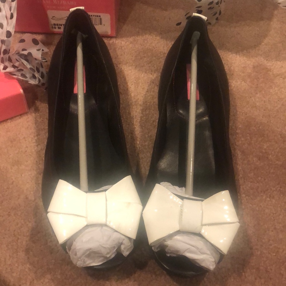 Isaac Mizrahi Bentley Sz10 black leather flat